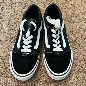 EUC - Vans black and white classic tie - size 3.5 - worn twice